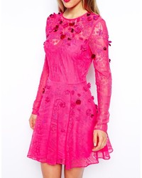 Robe patineuse en dentelle fuchsia Asos