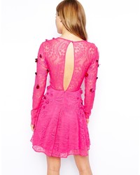 Robe patineuse en dentelle fuchsia Asos