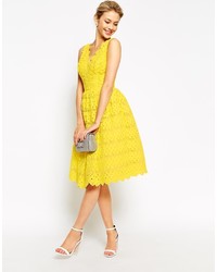 Robe patineuse en dentelle jaune