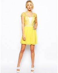 Robe patineuse en dentelle jaune Asos