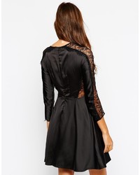 Robe patineuse en dentelle noire