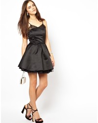 Robe patineuse en satin noire