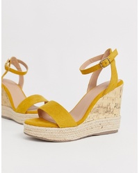 Sandales compensées en daim jaunes New Look