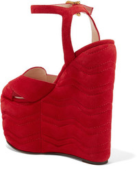 Sandales compensées en daim rouges Gucci