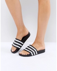 Sandales plates en caoutchouc à rayures horizontales noires adidas Originals