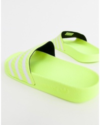 Sandales plates en caoutchouc chartreuses adidas Originals