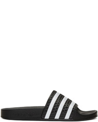 Sandales plates en caoutchouc noires adidas
