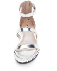 Sandales plates en cuir argentées DKNY