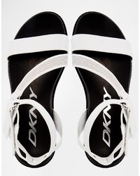 Sandales plates en cuir blanches DKNY