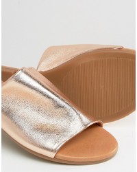 Sandales plates en cuir dorées Asos