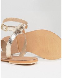 Sandales plates en cuir dorées Asos