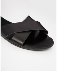 Sandales plates en cuir noires Pieces