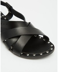 Sandales plates en cuir noires Pieces