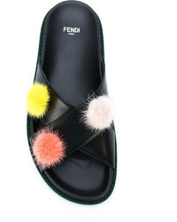 Sandales plates en cuir noires Fendi