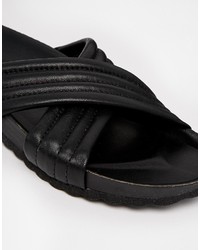 Sandales plates en cuir noires Pieces