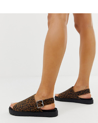 Sandales plates en daim imprimées léopard marron Monki