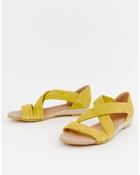 Sandales plates en daim tressées jaunes