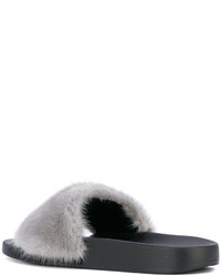 Sandales plates en fourrure noires Givenchy