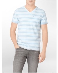 T-shirt à col en v à rayures horizontales bleu clair