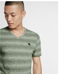T-shirt à col en v à rayures horizontales olive