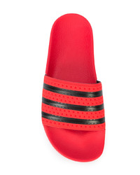 Tongs rouges adidas